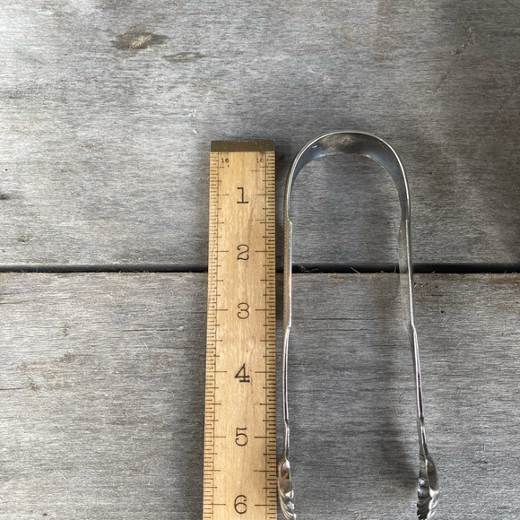 Vintage | English Sugar Tongs with Shell Design - Picture 2 of 13
